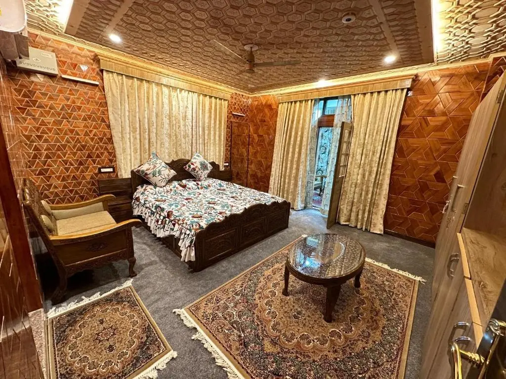 Hospitality Tech: Scaling Kashmir’s Hotel & Houseboat Industry